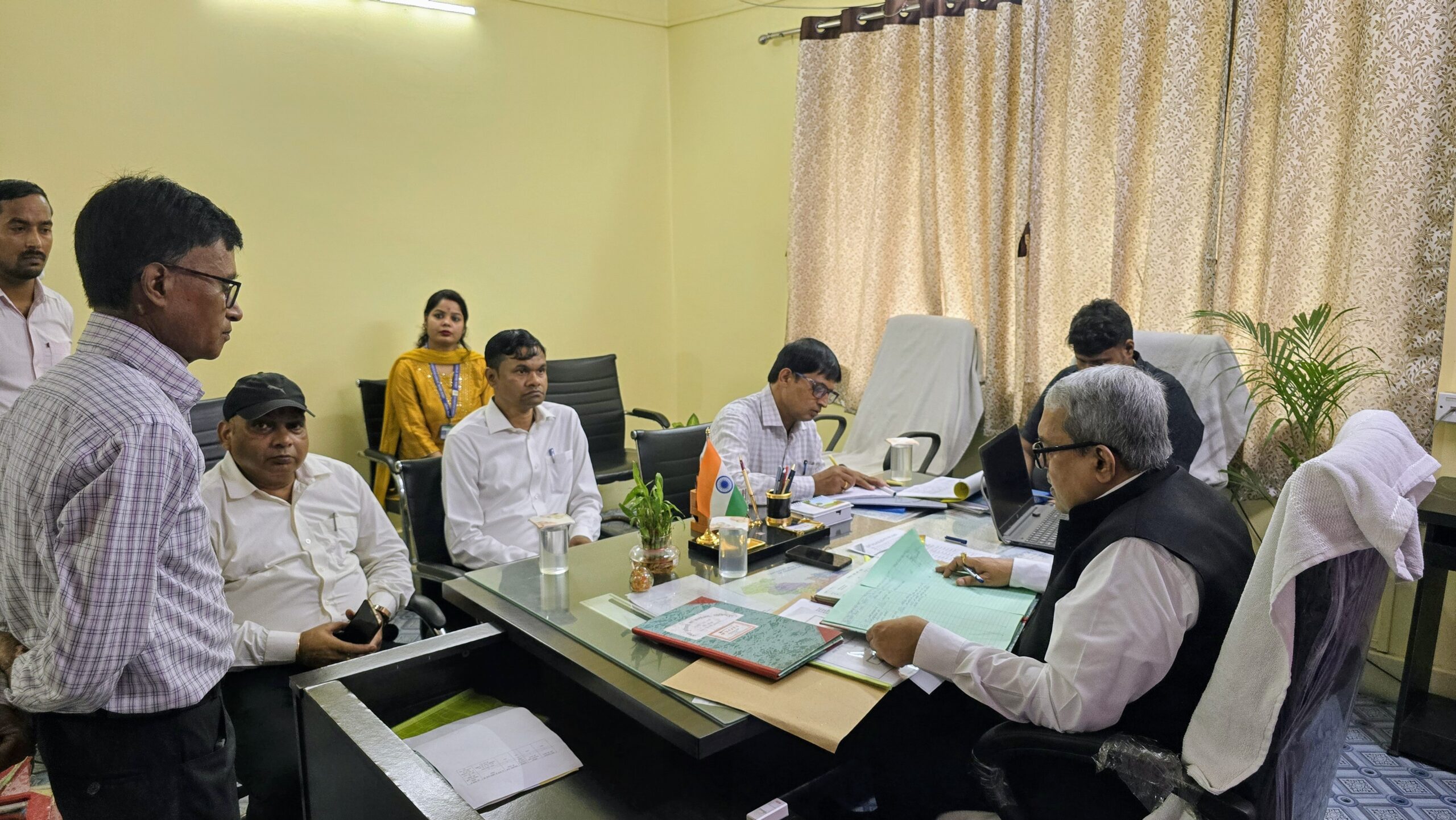 गोविंदपुर अंचल कार्यालय पहुंचे प्रमंडलीय आयुक्त, सरकारी जमीन की सुरक्षा और SIR कार्य में लापरवाही पर सख्त निर्देश