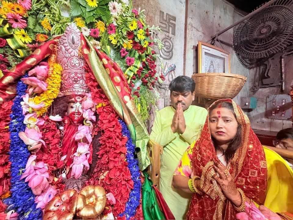 शादी की सालगिरह पर तारापीठ पहुंचे मेयर संजीव सिंह और विधायक रागिनी सिंह, मां तारा से लिया आशीर्वाद