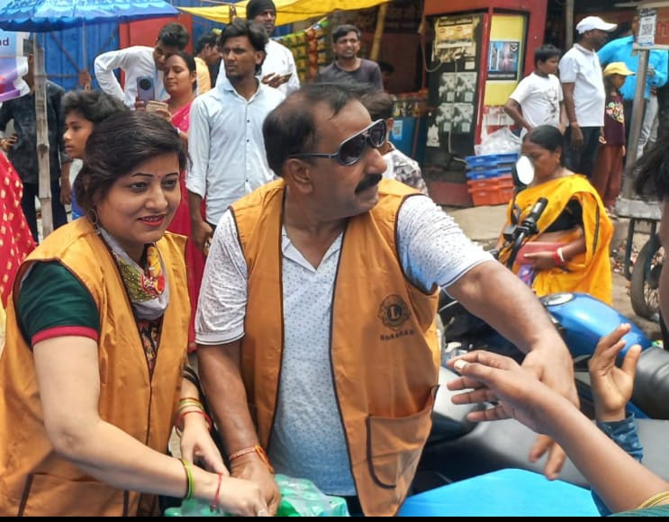 dhanbad रथ यात्रा में श्रद्धालुओं की सेवा में आगे आया लायंस क्लब, शरबत और शीतल पेयजल का किया वितरण