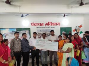 dhanbad न्याय रथ पहुँचा तेलमच्चो पंचायत, विधिक जागरूकता शिविर में महिला समूहों को ₹30 लाख की वित्तीय सहायता