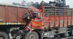 धनबाद: तोपचांची में भीषण सड़क हादसा, तीन वाहनों की टक्कर में ट्रक चालक और खलासी की मौत