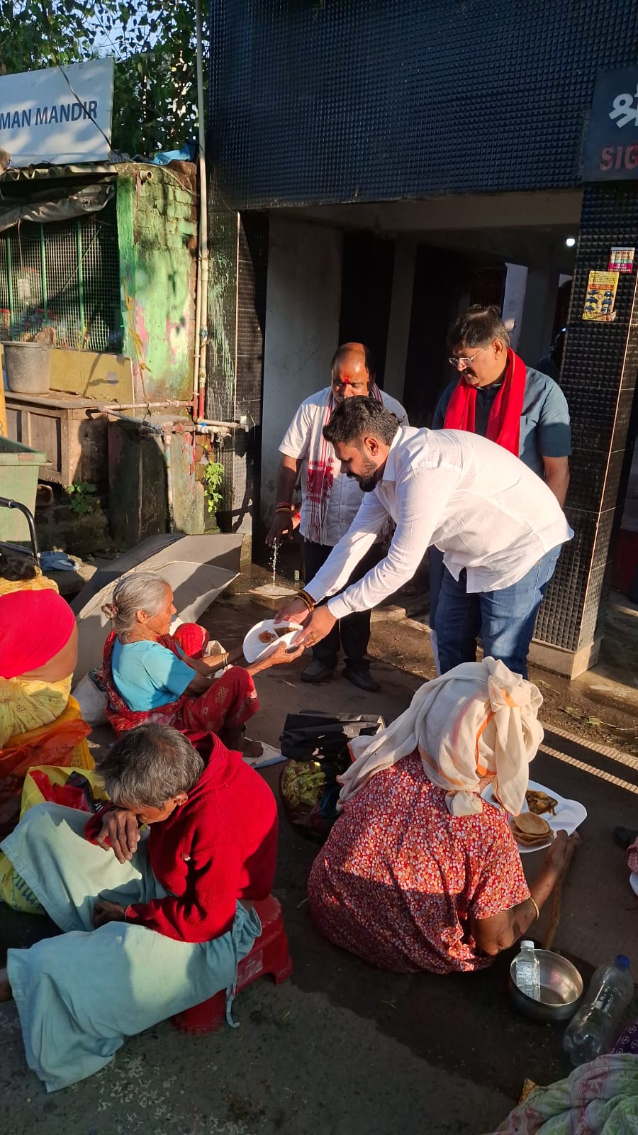 धनबाद | बरमसिया शनि मंदिर में युवा संघर्ष मोर्चा का भोजन वितरण, विधायक राज सिन्हा ने किया सेवा कार्य में सहभागिता