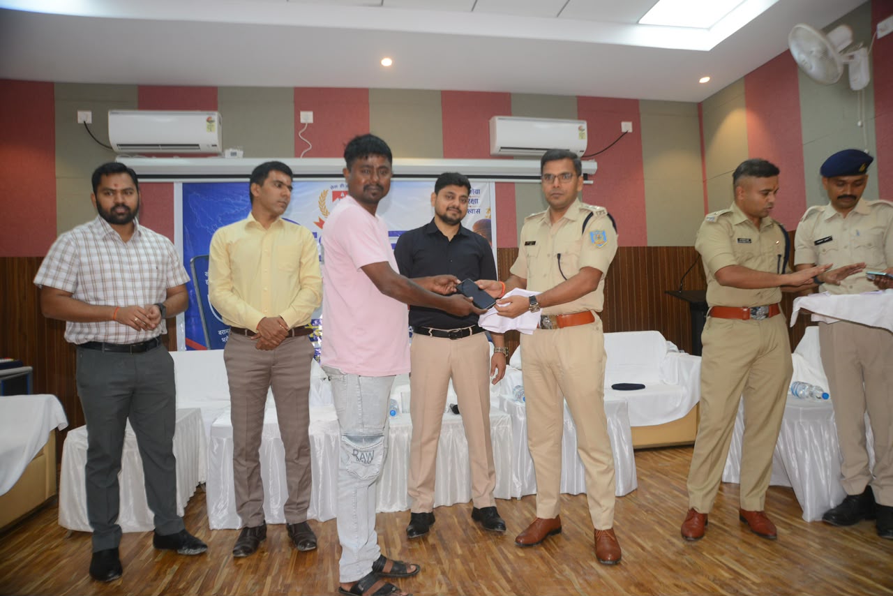CEIR की मदद से धनबाद पुलिस की बड़ी सफलता, 505 मोबाइल असली मालिकों को सौंपे