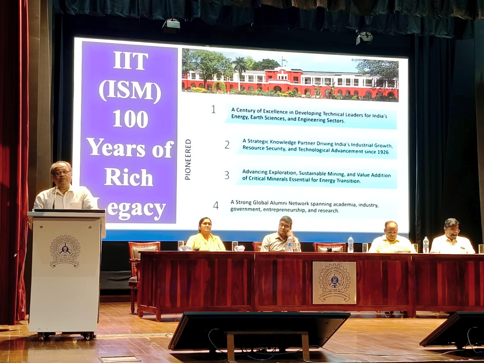 आईआईटी (आईएसएम) धनबाद में नए विद्यार्थियों का स्वागत, निदेशक बोले- जॉब सीकर नहीं, जॉब क्रिएटर बनें