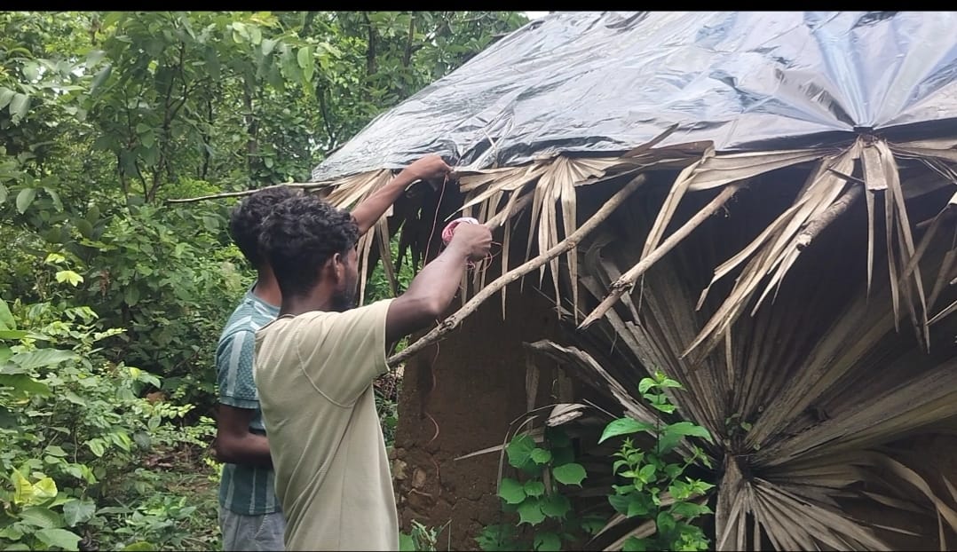 कमलपुर जंगल में एकाकी रह रहे सुरेंद्र सोरेन की मदद को आगे आया जिला प्रशासन, उपायुक्त के निर्देश पर पहुंची राहत सामग्री