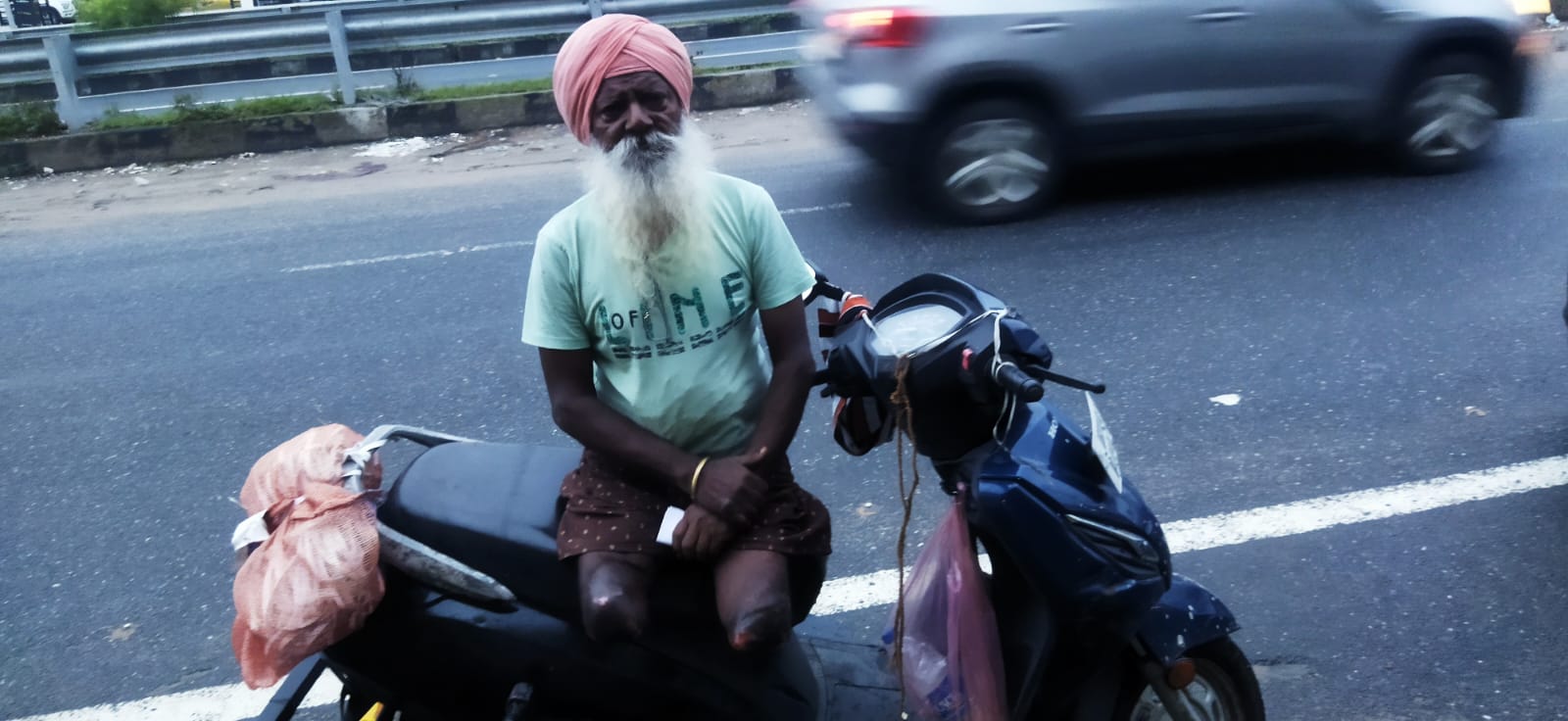 दोनों पैर खोने के बाद भी नहीं हारी हिम्मत, संघर्ष से परिवार का सहारा बने सरदार सविंद्र