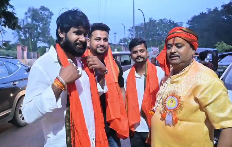 कार्यक्रम के सफल समापन पर यजमान उदय प्रताप सिंह एवं रेनू सिंह ने किया सम्मान
