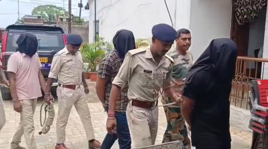 NH-19 पर दिनदहाड़े ₹3.20 लाख की चोरी नाकाम, ग्रामीणों की सतर्कता से तीन आरोपी गिरफ्तार