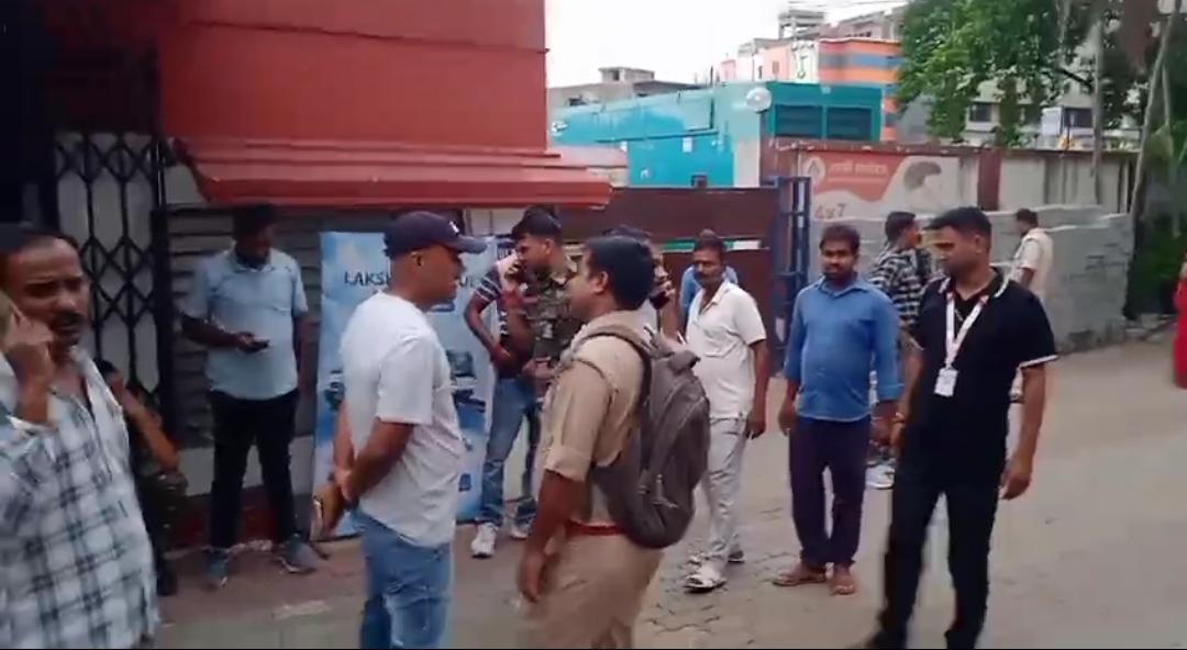 मैथन से लौट रही पुलिस टीम की गाड़ी ट्रेलर से टकराई, एक जवान की मौत; तीन गंभीर घायल