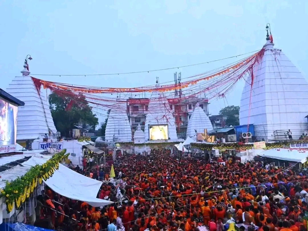 deoghar ‘बोल बम’ और ‘हर हर महादेव’ के जयघोष से गूंजा देवघर, बाबा बैद्यनाथ धाम में उमड़ा आस्था का महासैलाब