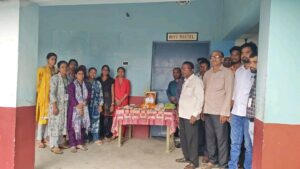 dhanbad बेनागोड़िया पब्लिक स्कूल में स्व. शिबू सोरेन को श्रद्धांजलि, शिक्षकों व विद्यार्थियों ने किया नमन