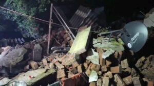 धनबाद में फिर भू-धसान का कहर, आधा दर्जन घर जमींदोज; बाइट के दौरान ही ढहा महिला का घर