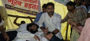 पेपर लीक मामले पर धरनारत छात्रों से मिले मयूर शेखर झा, सीबीआई जांच और पारदर्शी भर्ती प्रक्रिया की उठाई मांग