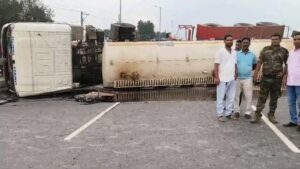 DhanbadNews:जीटी रोड पर एसिड लदा टैंकर पलटा, चालक समेत दो घायल