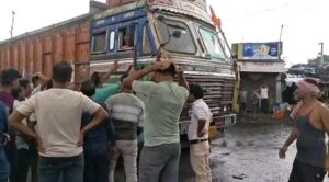 देंदुआ मोड़ पर ट्रक की चपेट में आए बुजुर्ग, ग्रामीणों ने सड़क जाम कर जताया विरोध