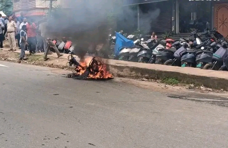 धनबाद में युवक ने शोरूम के बाहर इलेक्ट्रिक स्कूटी में लगाई आग, सर्विस को लेकर था नाराज