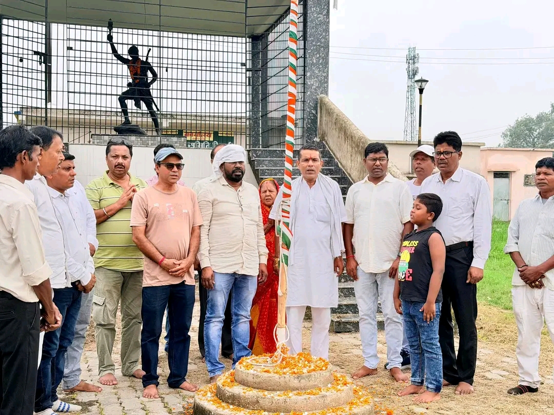 सिंदरी बिरसा समिति में शान से लहराया तिरंगा, विधायक चंद्रदेव महतो ने किया ध्वजारोहण