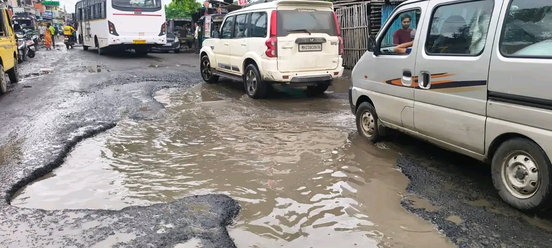 गोविंदपुर-टुंडी सड़क की बदहाली, गड्ढों और जलजमाव के बीच जोखिम भरा सफर