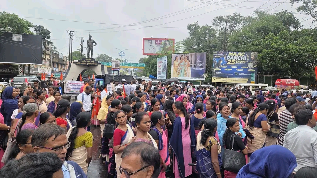 धनबाद में मजदूरों की हुंकार! ₹30 हजार न्यूनतम वेतन समेत कई मांगों को लेकर धरना
