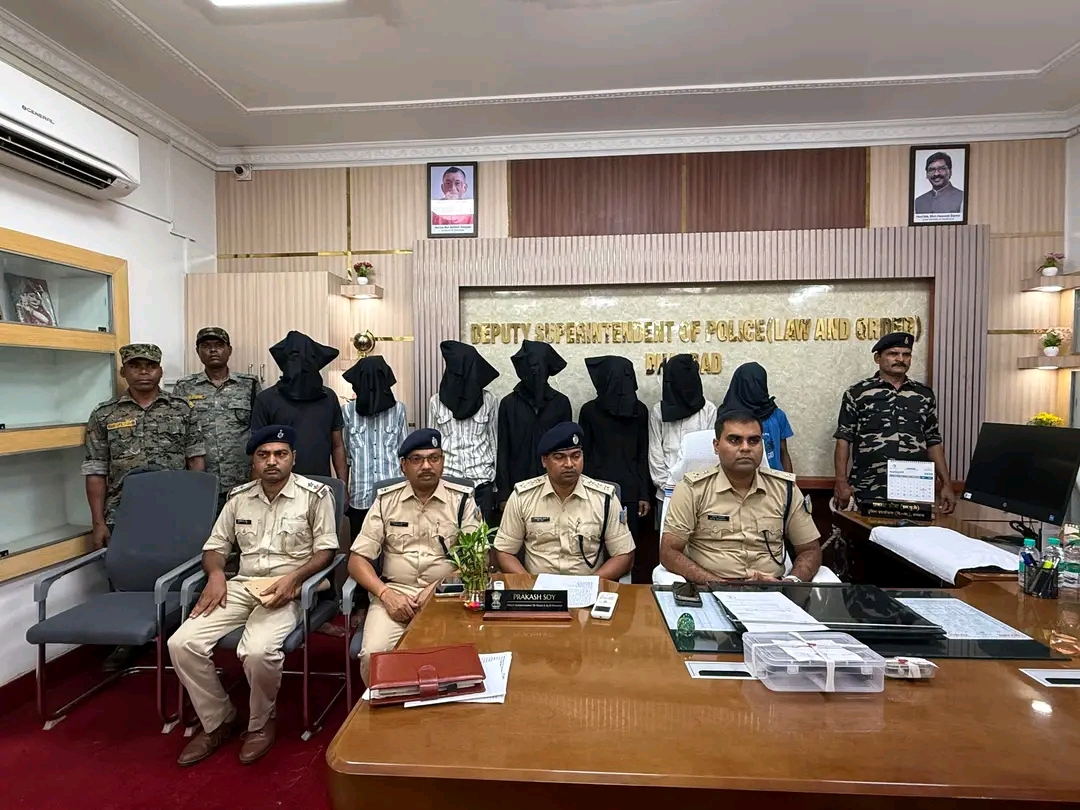 धनसार में पुलिस की बड़ी कार्रवाई, हथियार और चोरी की बाइक के साथ 7 गिरफ्तार