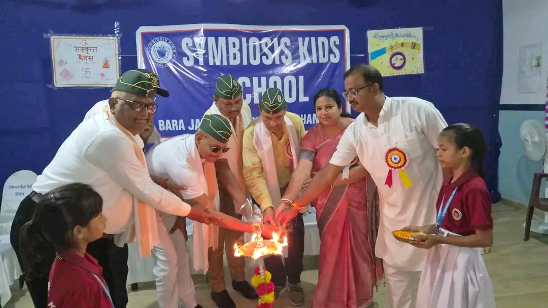 धनबाद में अनोखा रक्षाबंधन: स्कूली बच्चों ने पूर्व सैनिकों को बांधी राखी, फोटोग्राफरों का हुआ सम्मान