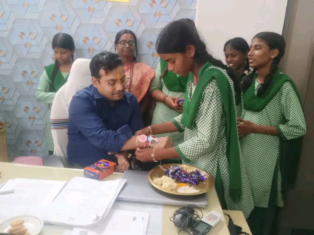 निरसा में रक्षाबंधन की अनूठी तस्वीर, स्कूली बच्चियों ने BDO-CO को बांधी राखी