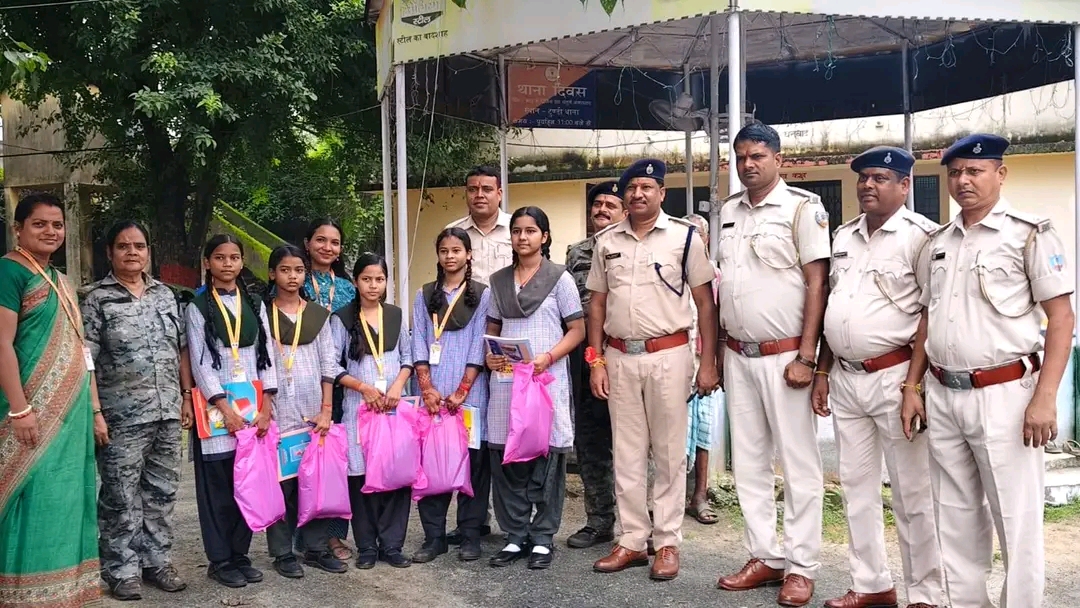 टुंडी थाना पहुंचीं छात्राएं, पुलिसकर्मियों को बांधी राखी; मिला सुरक्षा का भरोसा