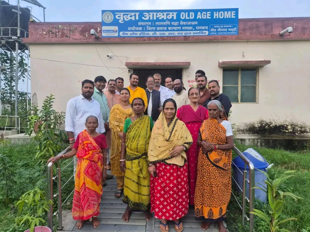 dhanbad रक्षाबंधन पर बुजुर्गों ने बांधी एक-दूसरे को राखी, प्रेम और अपनत्व का दिया संदेश