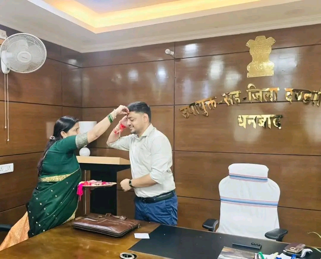 dhanbad रक्षाबंधन पर विधायक रागिनी सिंह ने डीसी और एसएसपी को बांधी राखी, रिश्तों में दिखा स्नेह और सम्मान