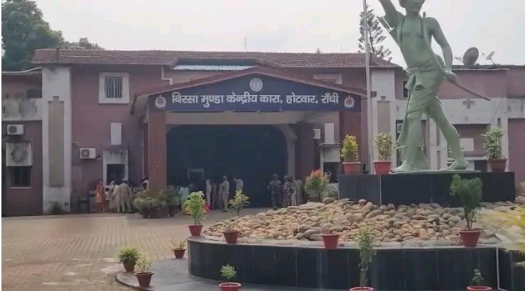 ranchi बिरसा मुंडा जेल के बाहर रक्षाबंधन पर भावुक नजारा, भाइयों को राखी बांधने पहुंचीं बहनें