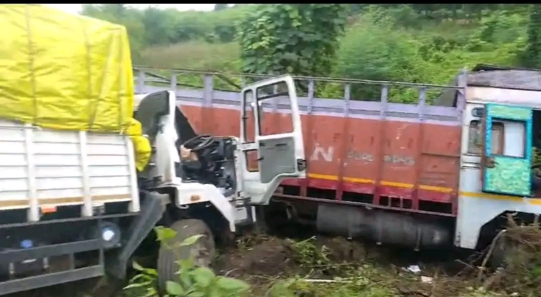 Asansol आसनसोल में भीषण सड़क हादसा, केले से लदी लॉरी खड़ी लॉरी से टकराई; चालक-खलासी गंभीर