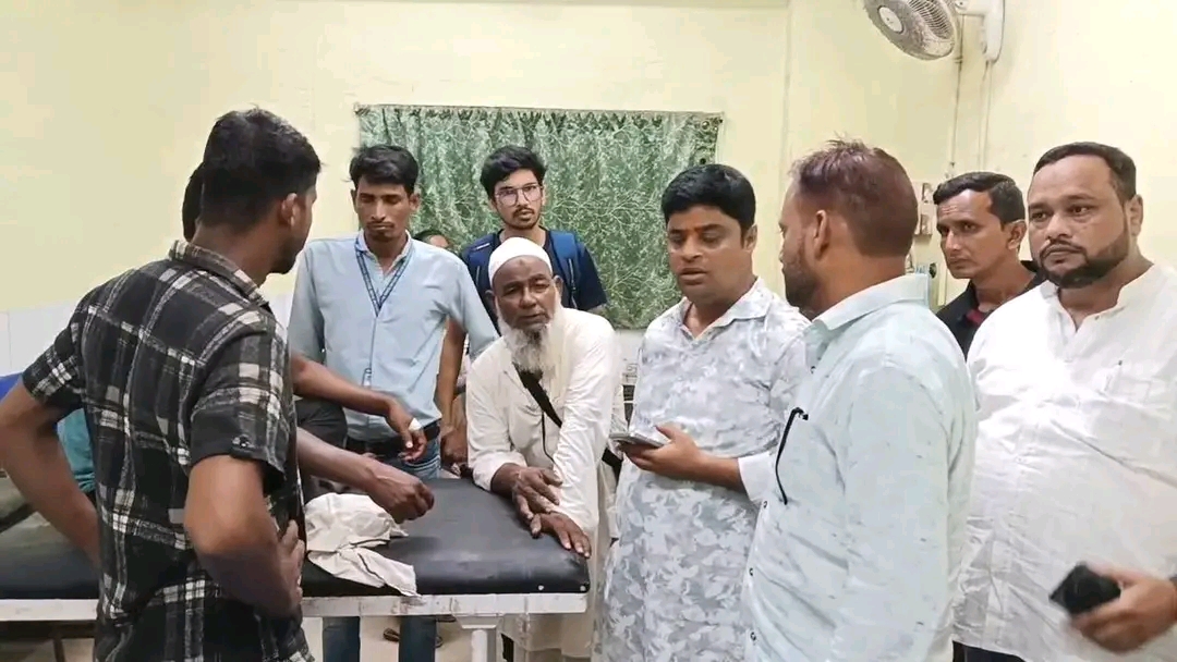 Dhanbad बलियापुर हटिया में युवक का गला रेता, हालत गंभीर; बाइक सवार हमलावर फरार