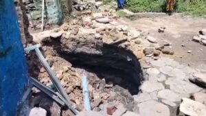 धनबाद झरिया में भू-धसान से दहशत, लिलौरी पतरा में जमीन धंसी; घरों में आई दरारें
