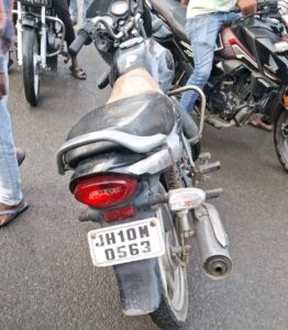 Dhanbad 80 गड्ढों वाली सड़क बनी हादसों का कारण, करमाटांड़ में फिर दुर्घटना; दो घायल
