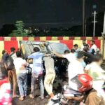 Dhanbad धनबाद जंक्शन के दक्षिणी छोर पर पलटा टोटो, जर्जर सड़क और जलजमाव बना हादसे का कारण