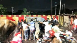 Dhanbad धनबाद जंक्शन के दक्षिणी छोर पर पलटा टोटो, जर्जर सड़क और जलजमाव बना हादसे का कारण