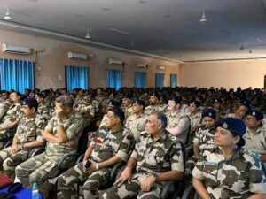 Dhanbad साइबर ठगी से बचाव को लेकर CISF जवानों को किया गया जागरूक, 1930 हेल्पलाइन की दी जानकारी