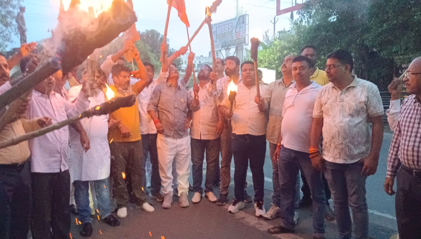 Dhanbad | JPSC विवाद को लेकर भाजपा का मशाल जुलूस, मुख्यमंत्री के इस्तीफे की मांग