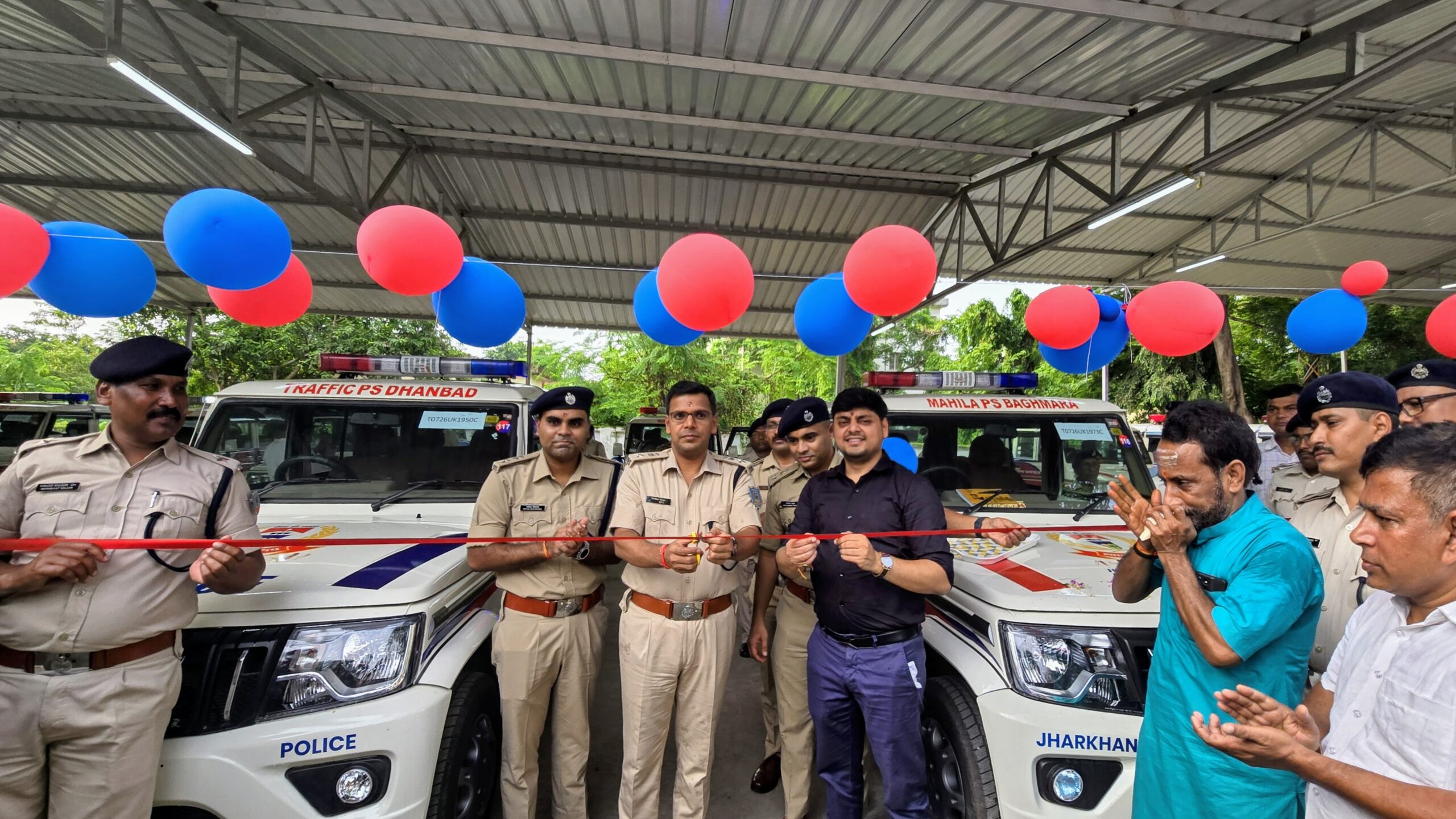 dhanbad धनबाद पुलिस को मिली बड़ी मजबूती, 40 नई महिंद्रा बोलेरो वाहनों को उपायुक्त व एसएसपी ने दिखाई हरी झंडी