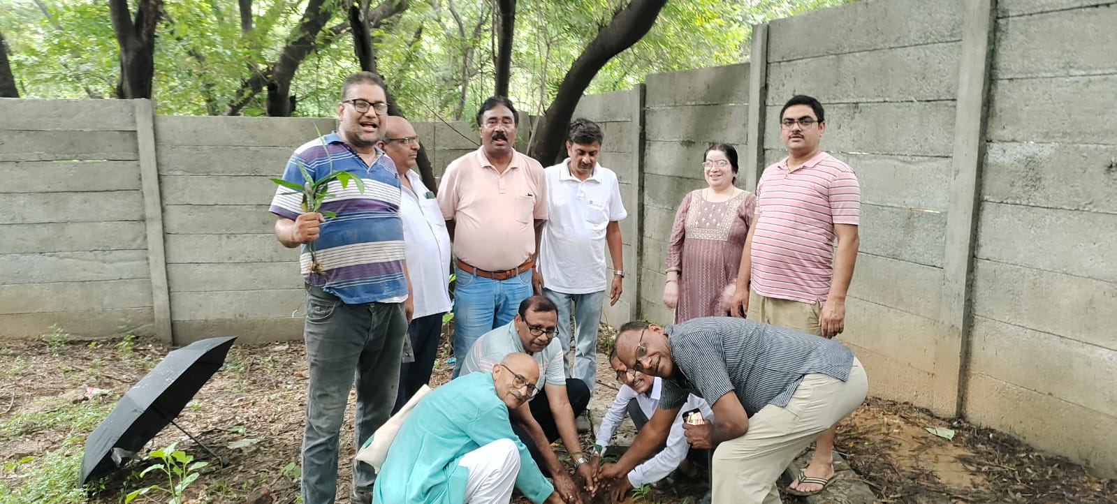dhanbad पवित्रम सेवा धाम के कार्यकर्ता करेंगे घर-घर आयुर्वेद का प्रचार, औषधीय पौधों के रोपण का अभियान जारी