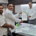 धनबाद से सुल्तानगंज होते हुए देवघर तक ईएमयू ट्रेन चलाने की मांग, डीआरएम को सौंपा ज्ञापन