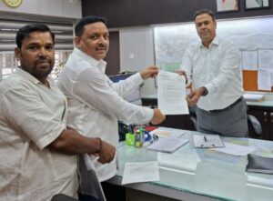 धनबाद से सुल्तानगंज होते हुए देवघर तक ईएमयू ट्रेन चलाने की मांग, डीआरएम को सौंपा ज्ञापन