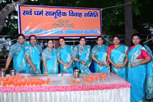 dhanbad पहली सोमवारी पर सर्व धर्म सामूहिक विवाह समिति की महिला विंग ने श्रद्धालुओं की सेवा की