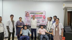 शिबू सोरेन की पुण्यतिथि पर समाहरणालय में रक्तदान शिविर, 25 से अधिक लोगों ने किया रक्तदान