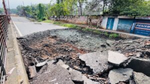 सुदामडीह में सड़क कटने से बढ़ी परेशानी, महापौर संजीव सिंह ने लिया संज्ञान