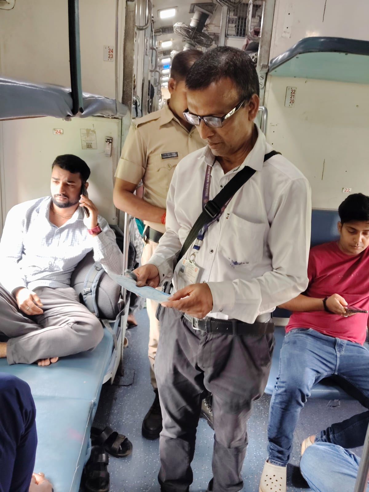 धनबाद मंडल में रेलवे का मेगा टिकट चेकिंग अभियान, 428 यात्री पकड़े गए; ₹3.73 लाख जुर्माना वसूला