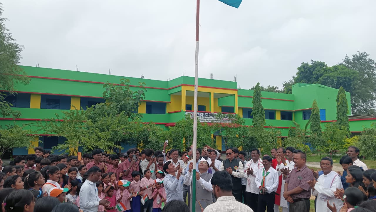 Dhanbad:बड़बाद के बिनोद बिहारी महतो इंटर कॉलेज में धूमधाम से मना स्वतंत्रता दिवस