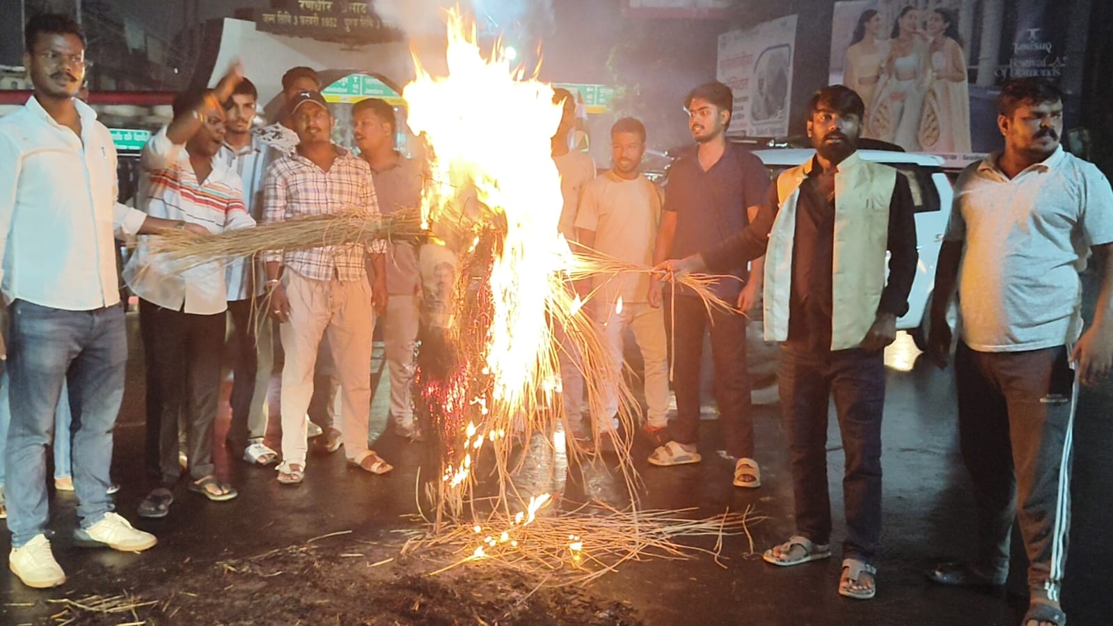 JPSC-JSSC विवाद को लेकर आजसू छात्र संघ का राज्यव्यापी हल्ला बोल, धनबाद में पुतला दहन