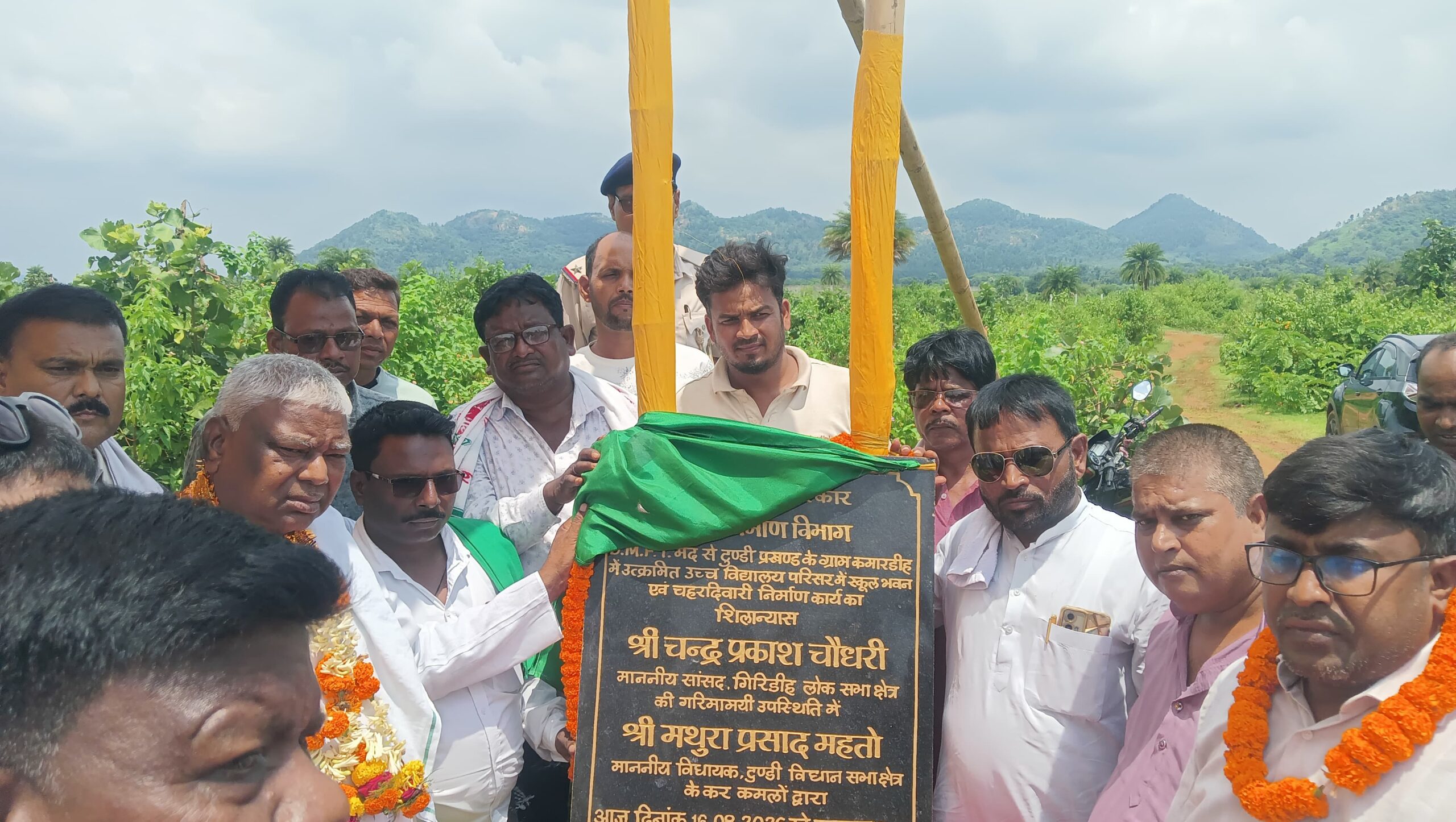 टुंडी के कमारडीह उच्च विद्यालय में नए भवन और चारदीवारी निर्माण का शिलान्यास