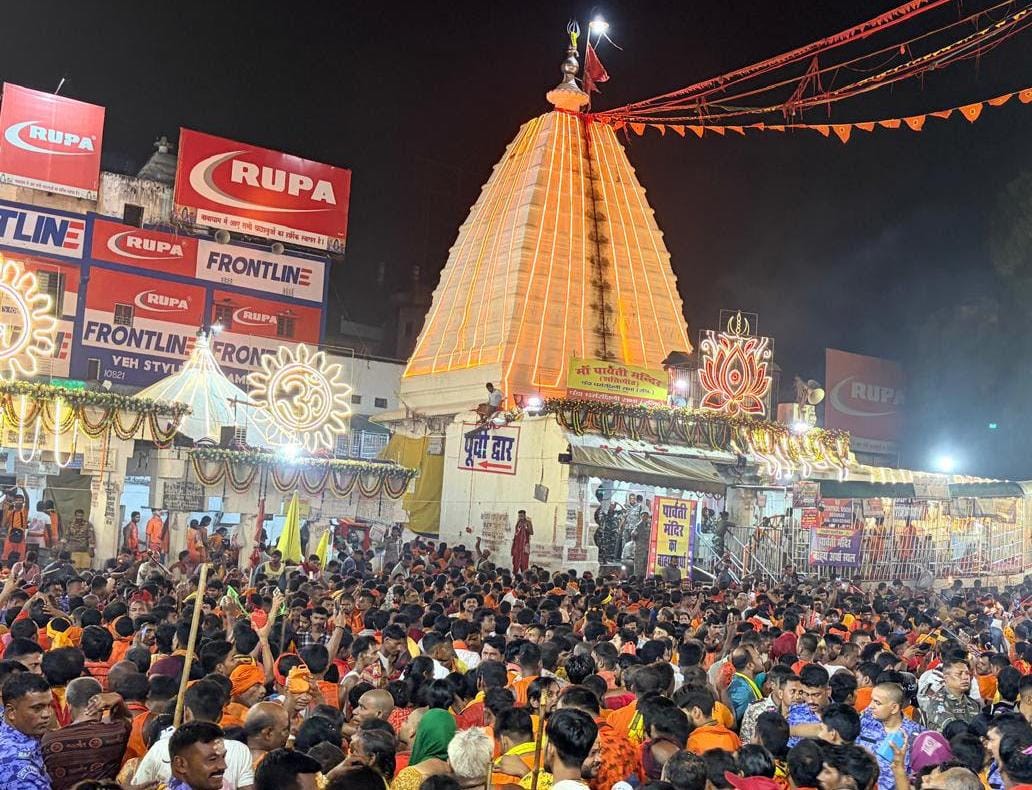 अंतिम सोमवारी पर बाबाधाम में उमड़ा आस्था का सैलाब, 4:13 बजे खुला बाबा मंदिर का पट